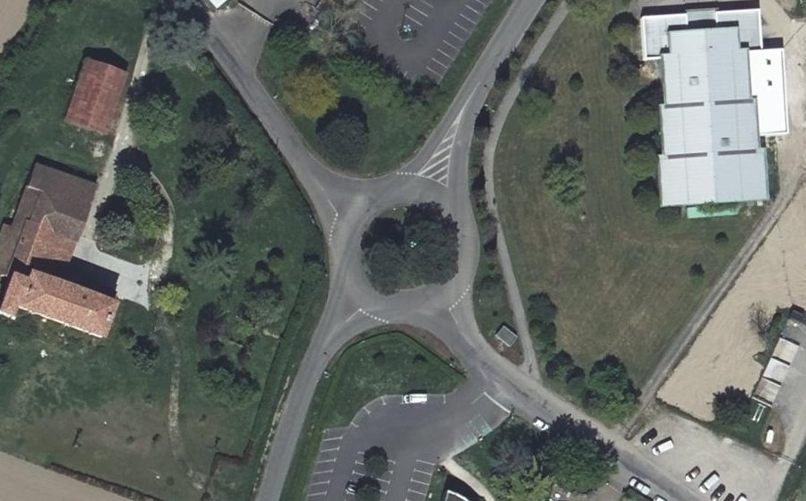 Vue aérienne du Rond-point anonyme n°52739646