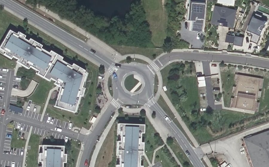 Vue aérienne du Rond-point anonyme n°528147343