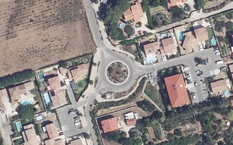 Vue aérienne du Rond-point anonyme n°528656889
