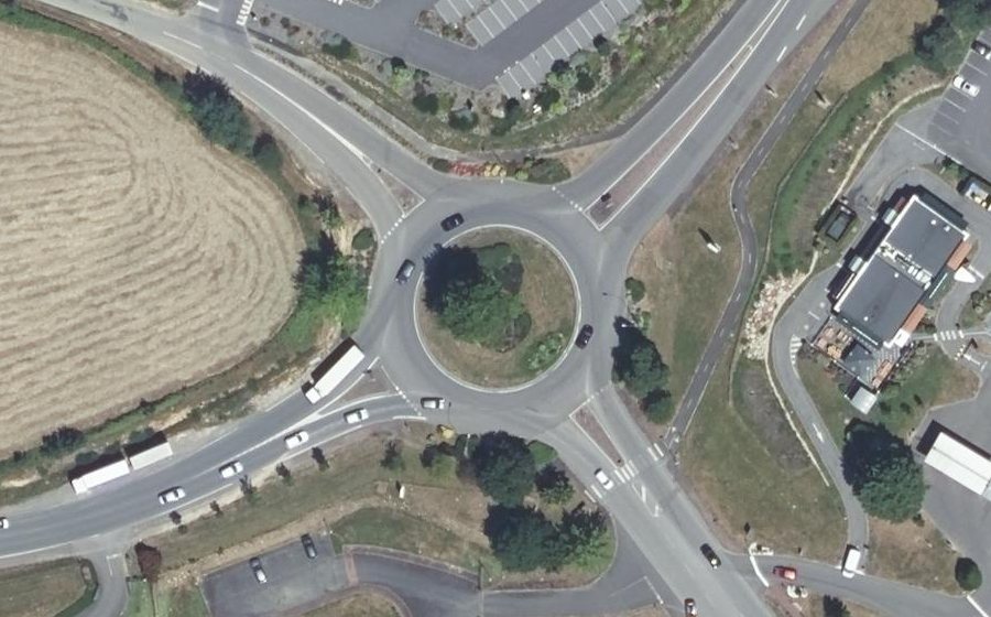 Vue aérienne du Rond-point anonyme n°528792068