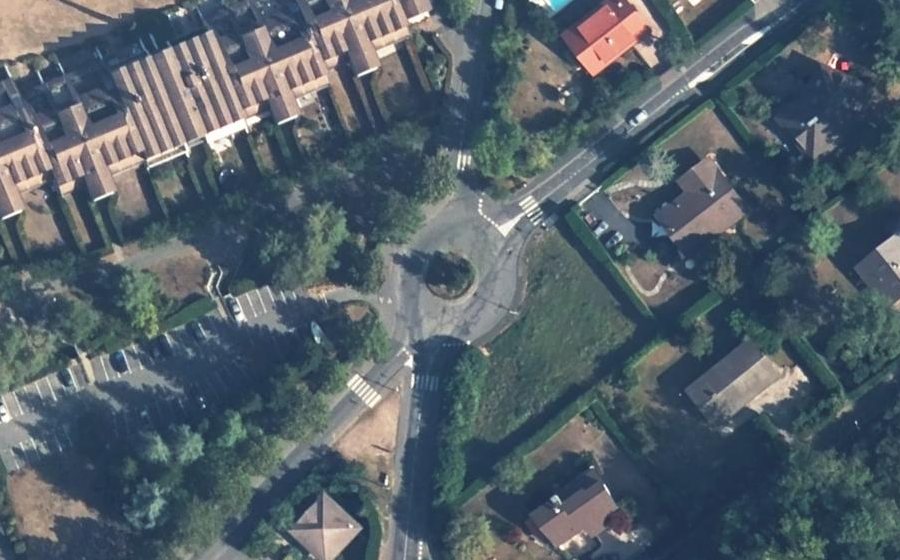 Vue aérienne du Rond-point anonyme n°528880736