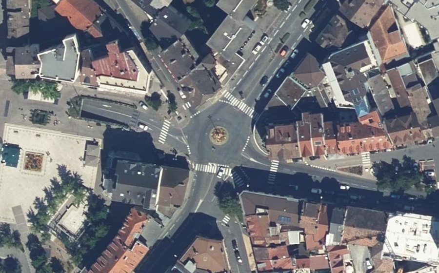 Vue aérienne du Rond-point anonyme n°528880753