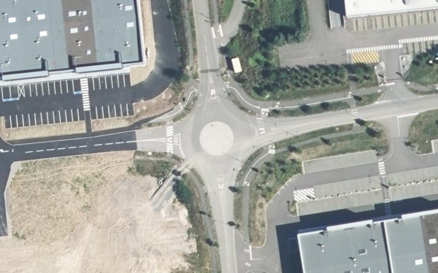 Vue aérienne du Rond-point anonyme n°528898821
