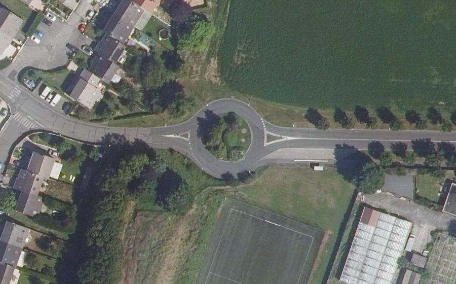 Vue aérienne du Rond-point anonyme n°52890344