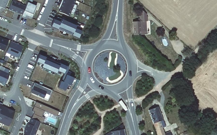 Vue aérienne du Rond-point anonyme n°529074175