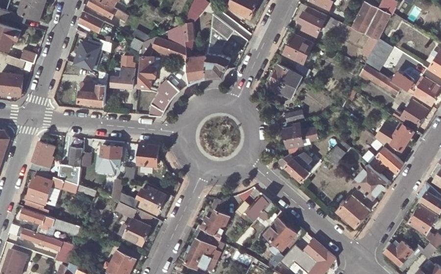 Vue aérienne du Rond-point anonyme n°52915928