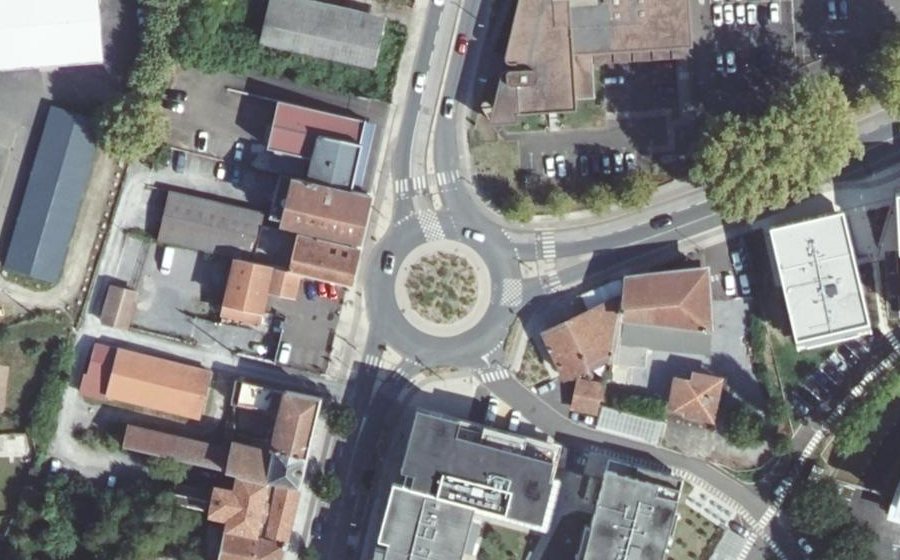 Vue aérienne du Rond-point anonyme n°529653558