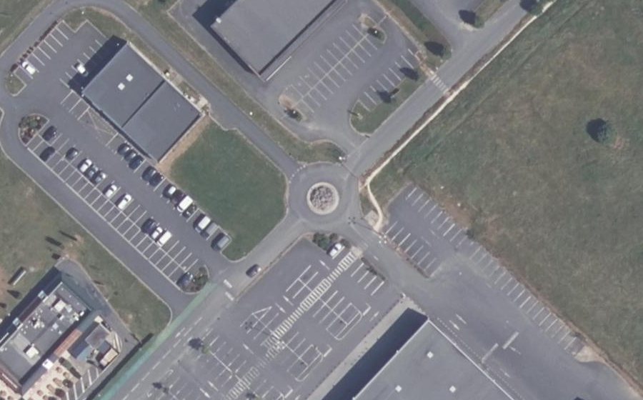Vue aérienne du Rond-point anonyme n°529656118