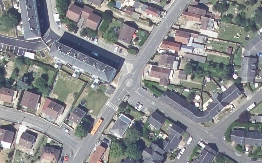 Vue aérienne du Rond-point anonyme n°529668140