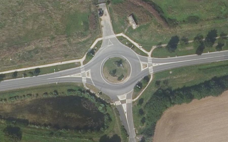 Vue aérienne du Rond-point anonyme n°529792541