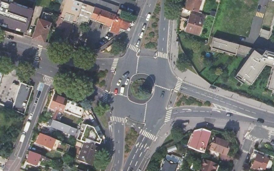 Vue aérienne du Rond-point anonyme n°529795008