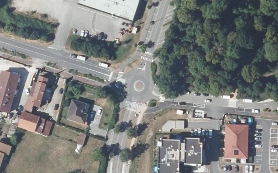 Vue aérienne du Rond-point anonyme n°529796496