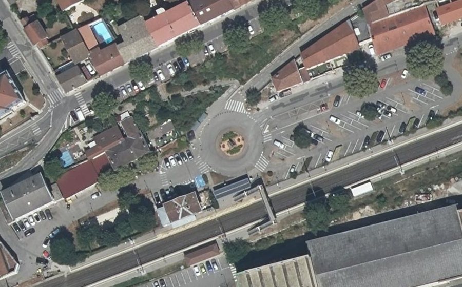 Vue aérienne du Rond-point anonyme n°52982492