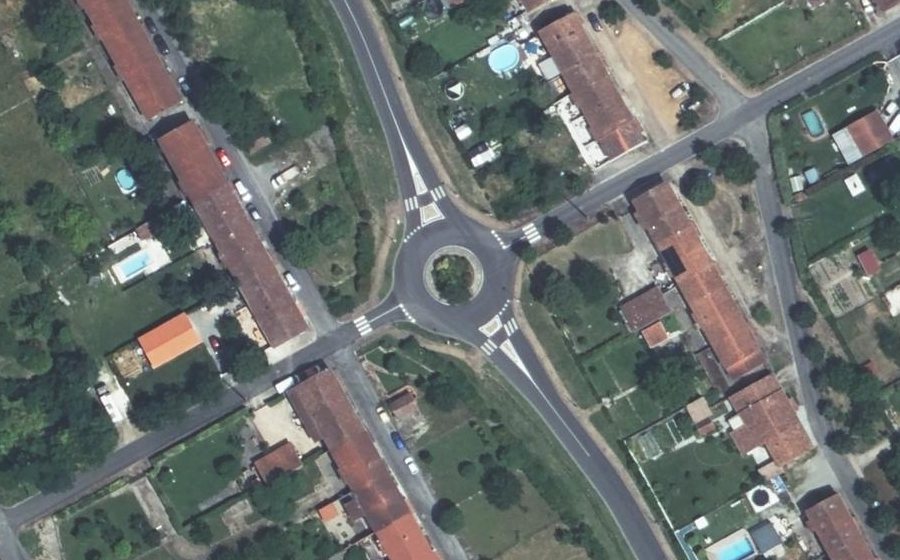 Vue aérienne du Rond-point anonyme n°52982672