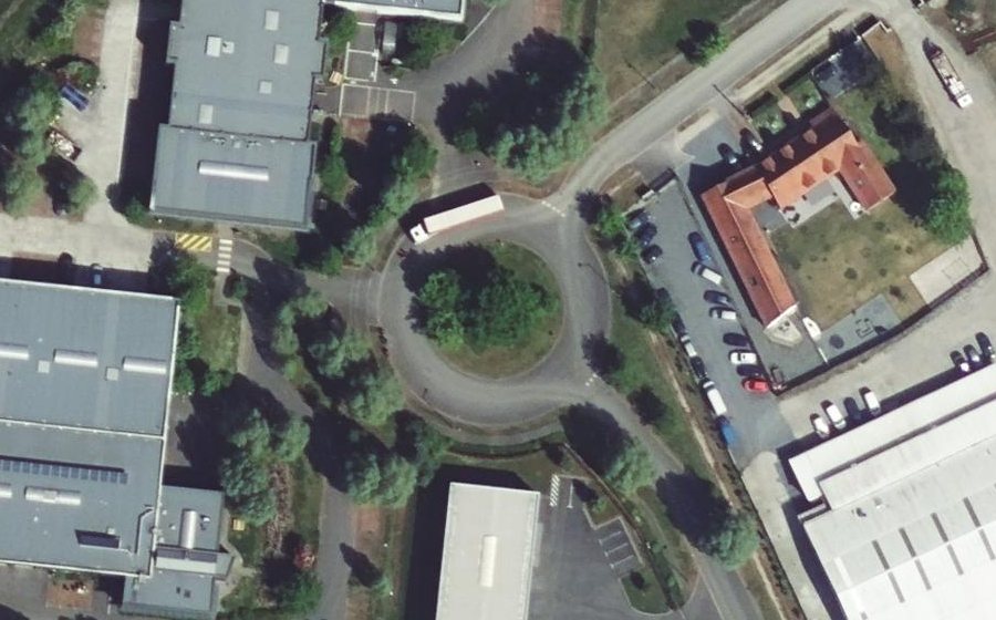 Vue aérienne du Rond-point anonyme n°52983575