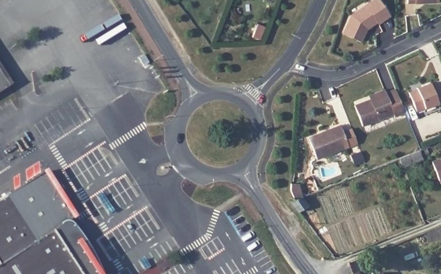 Vue aérienne du Rond-point anonyme n°52985545