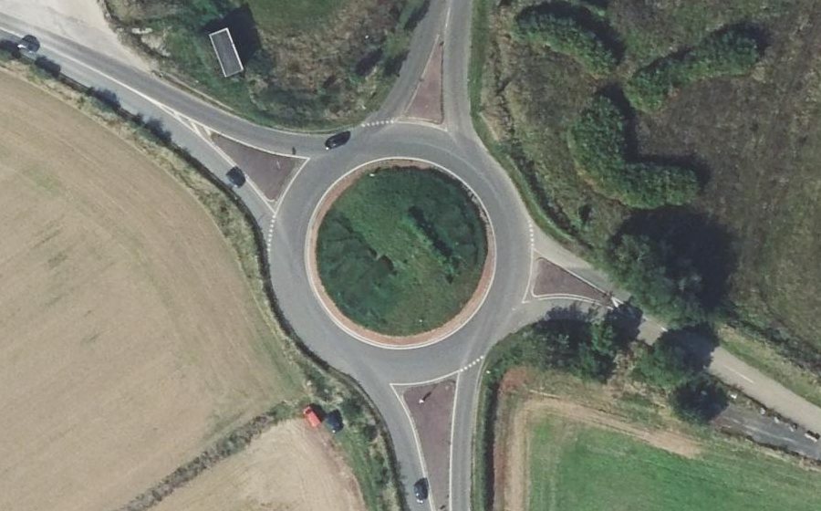 Vue aérienne du Rond-point anonyme n°52995872