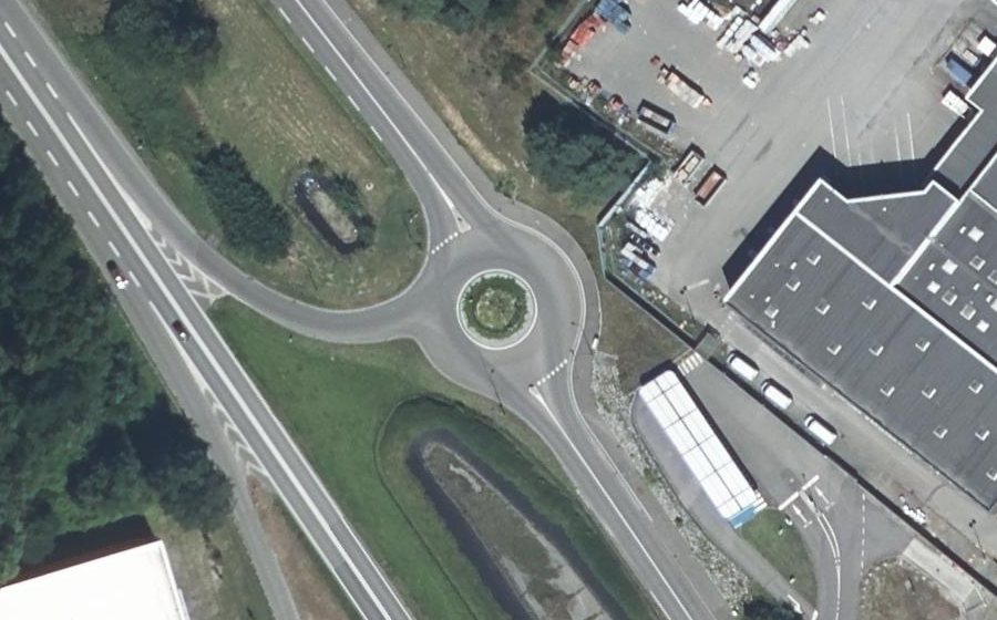 Vue aérienne du Rond-point anonyme n°530010570