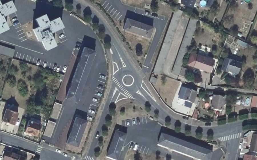 Vue aérienne du Rond-point anonyme n°530048155