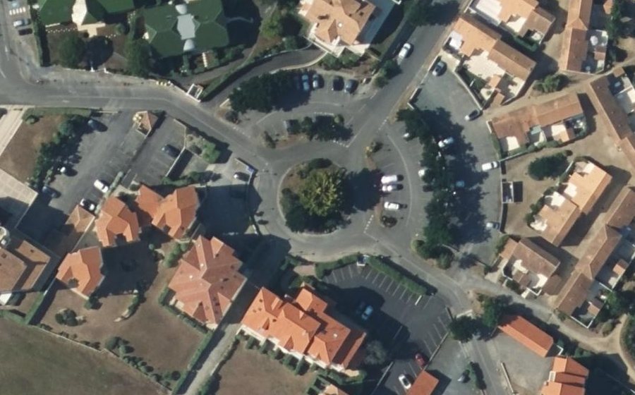 Vue aérienne du Rond-point anonyme n°53011645