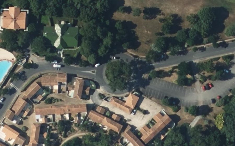Vue aérienne du Rond-point anonyme n°53011650