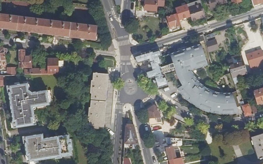 Vue aérienne du Rond-point anonyme n°53019764