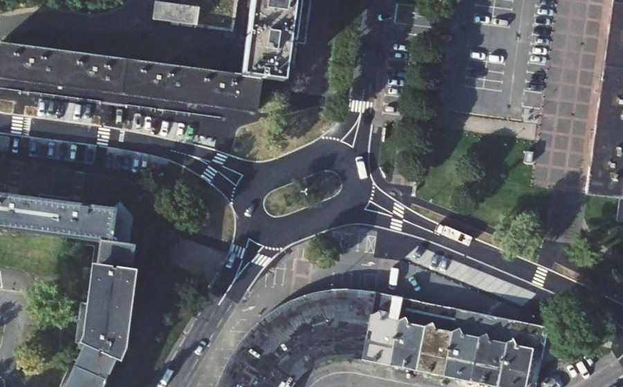 Vue aérienne du Rond-point anonyme n°53021728