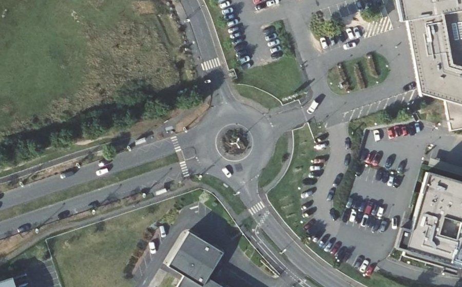 Vue aérienne du Rond-point anonyme n°53021735