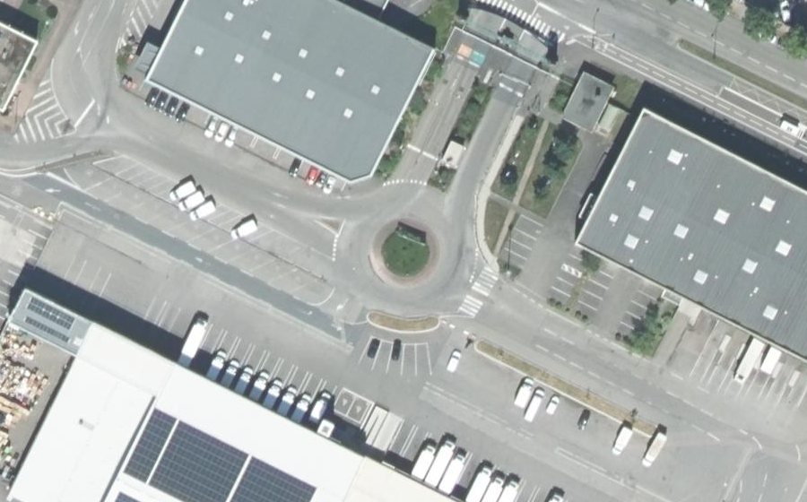 Vue aérienne du Rond-point anonyme n°530231761