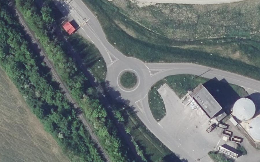 Vue aérienne du Rond-point anonyme n°530348099