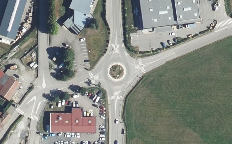 Vue aérienne du Rond-point anonyme n°530491750