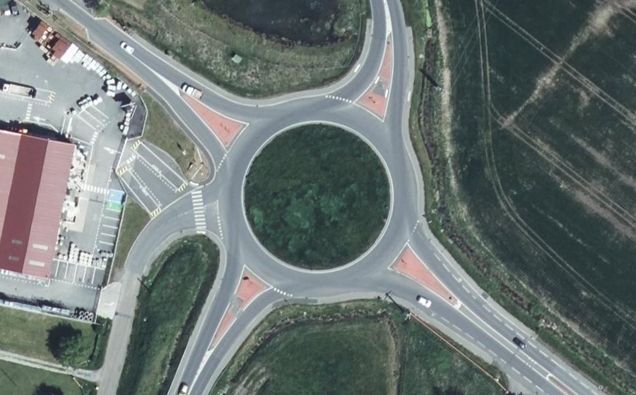 Vue aérienne du Rond-point anonyme n°530632346