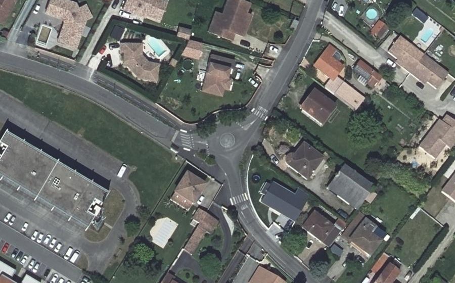 Vue aérienne du Rond-point anonyme n°53072772