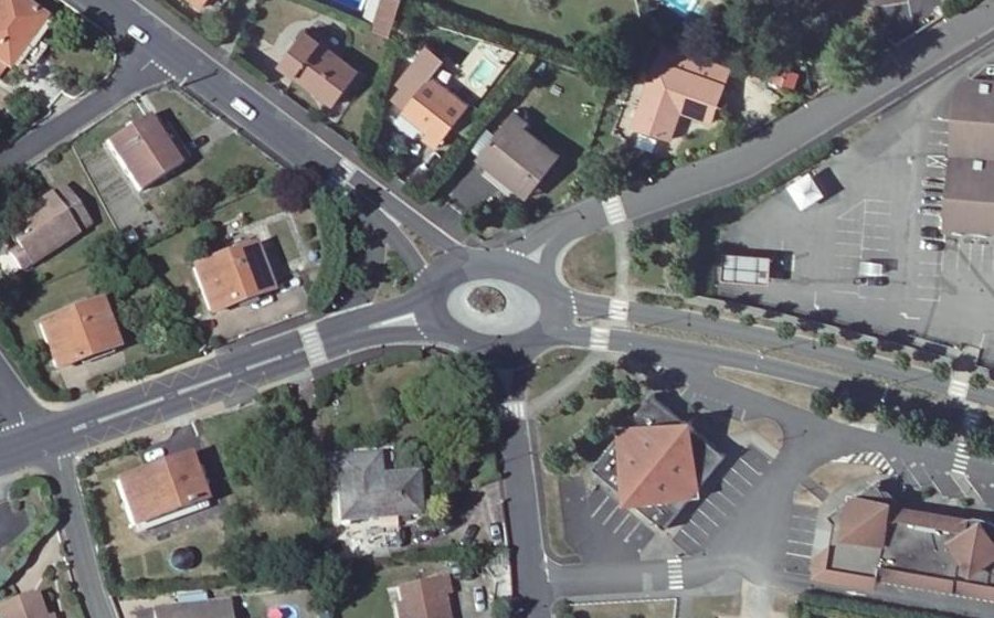 Vue aérienne du Rond-point anonyme n°53085192