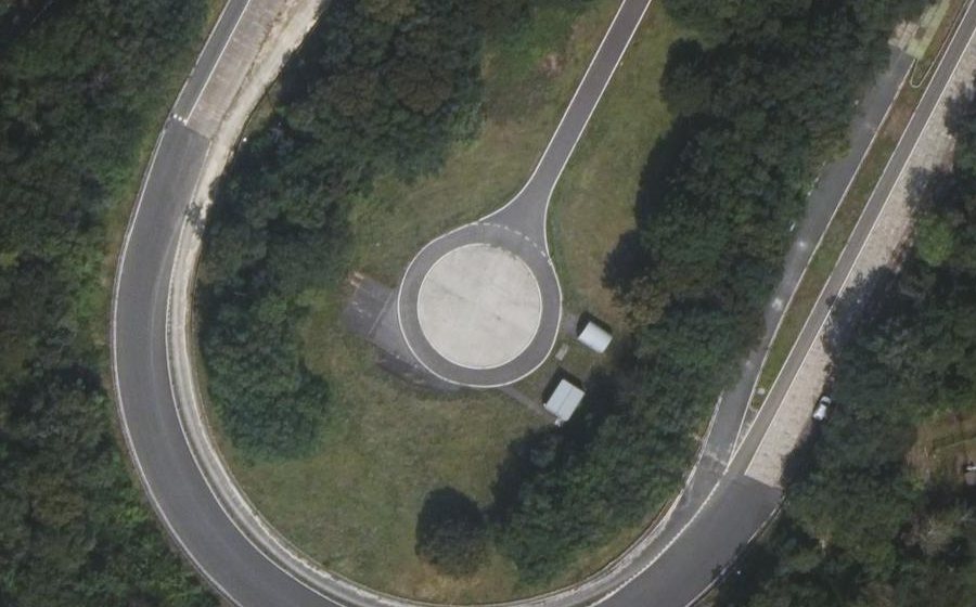 Vue aérienne du Rond-point anonyme n°53085260