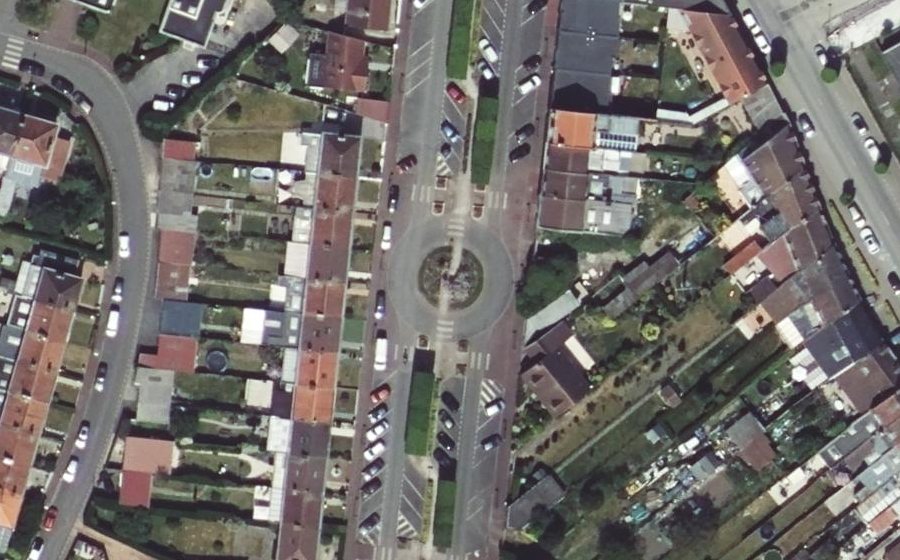 Vue aérienne du Rond-point anonyme n°53085355