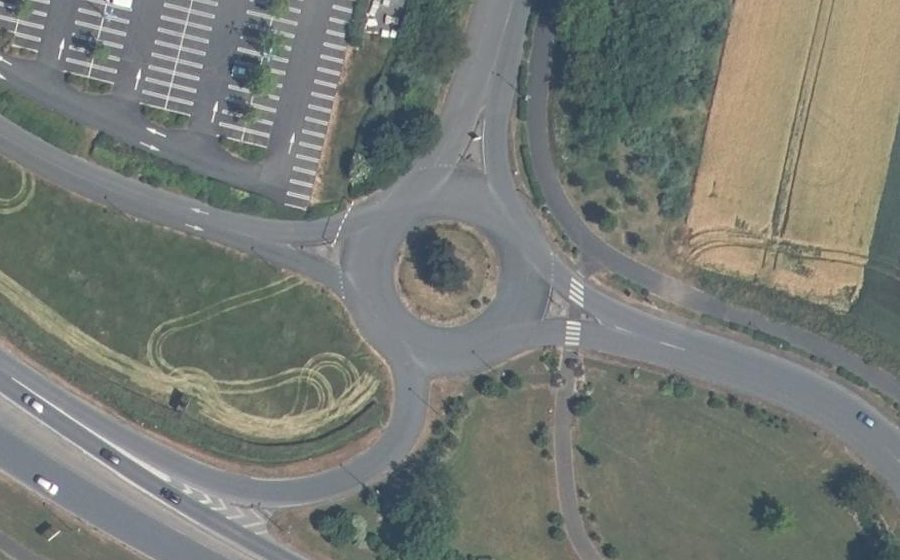 Vue aérienne du Rond-point anonyme n°53087829