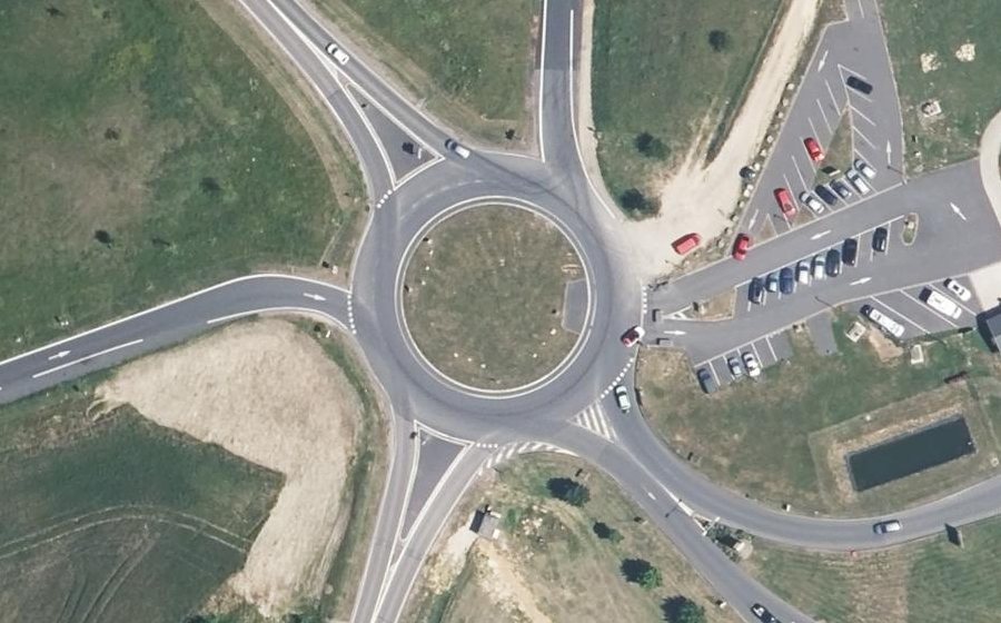 Vue aérienne du Rond-point anonyme n°53099575