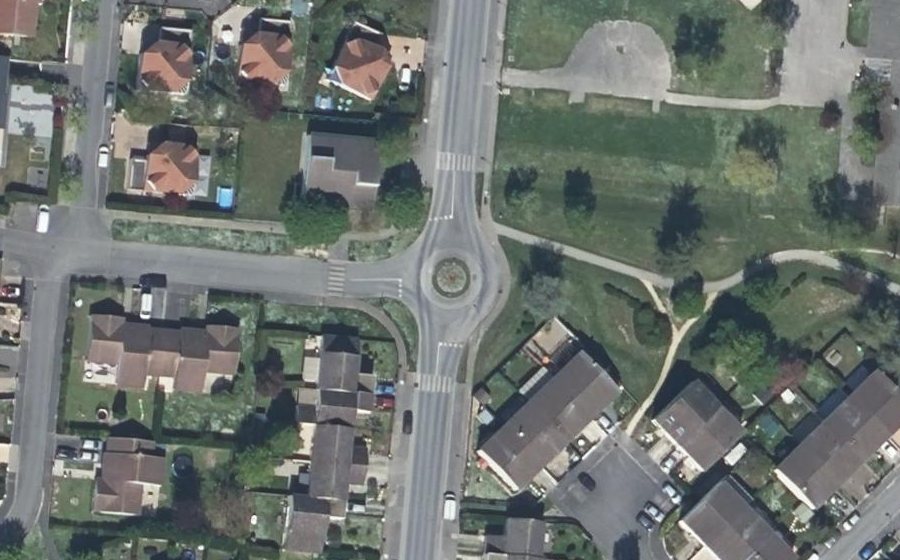 Vue aérienne du Rond-point anonyme n°53115617