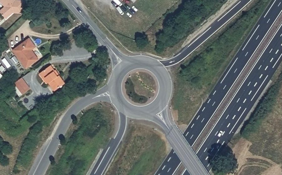 Vue aérienne du Rond-point anonyme n°53127308