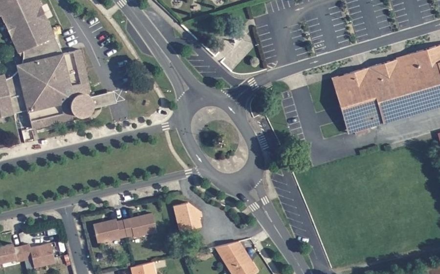 Vue aérienne du Rond-point anonyme n°53128839