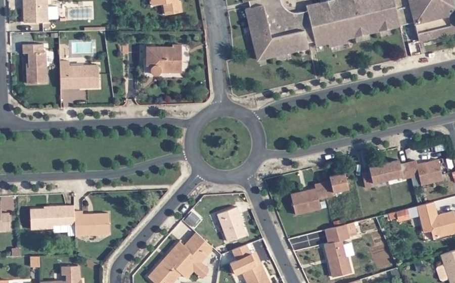 Vue aérienne du Rond-point anonyme n°53128850