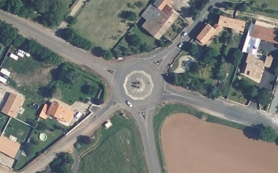 Vue aérienne du Rond-point anonyme n°53130341