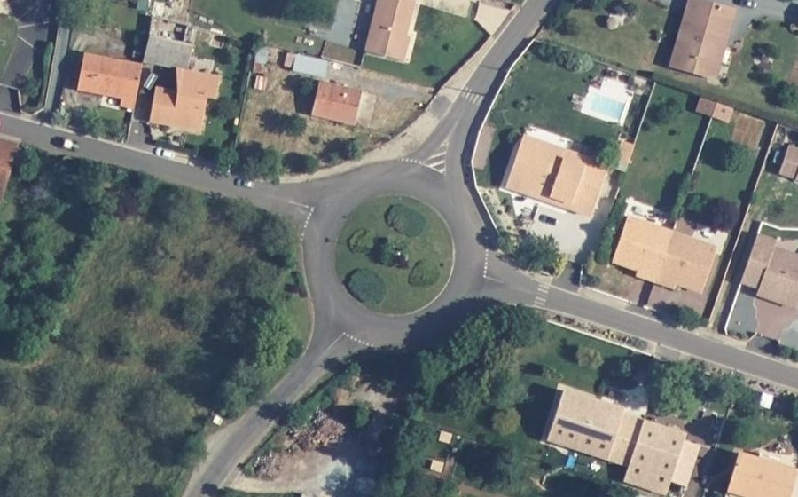 Vue aérienne du Rond-point anonyme n°53141872