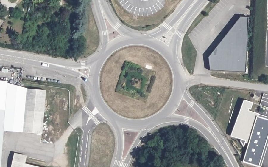 Vue aérienne du Rond-point anonyme n°53154222