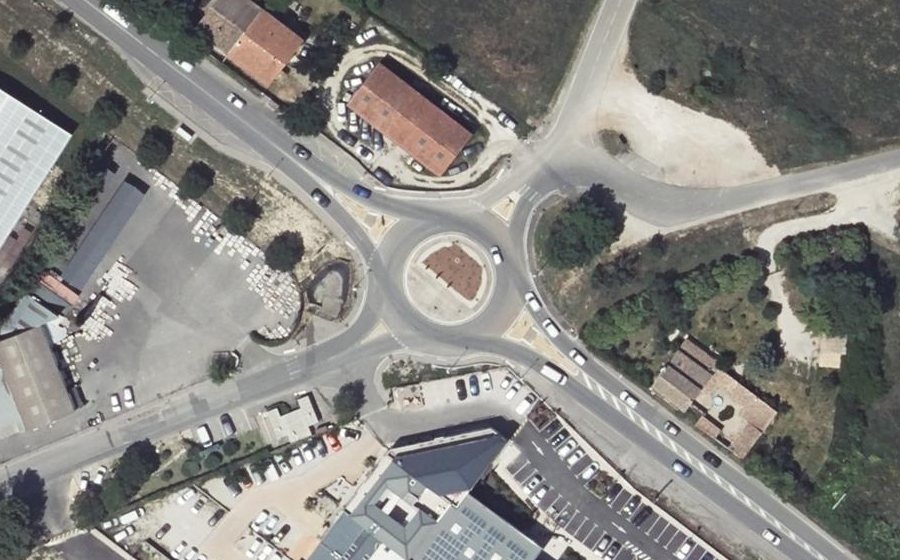 Vue aérienne du Rond-point anonyme n°53200283