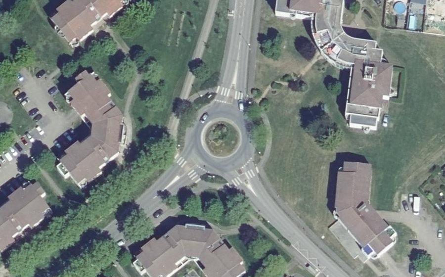Vue aérienne du Rond-point anonyme n°53206673