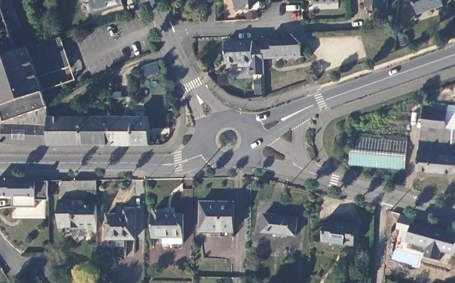 Vue aérienne du Rond-point anonyme n°53220134