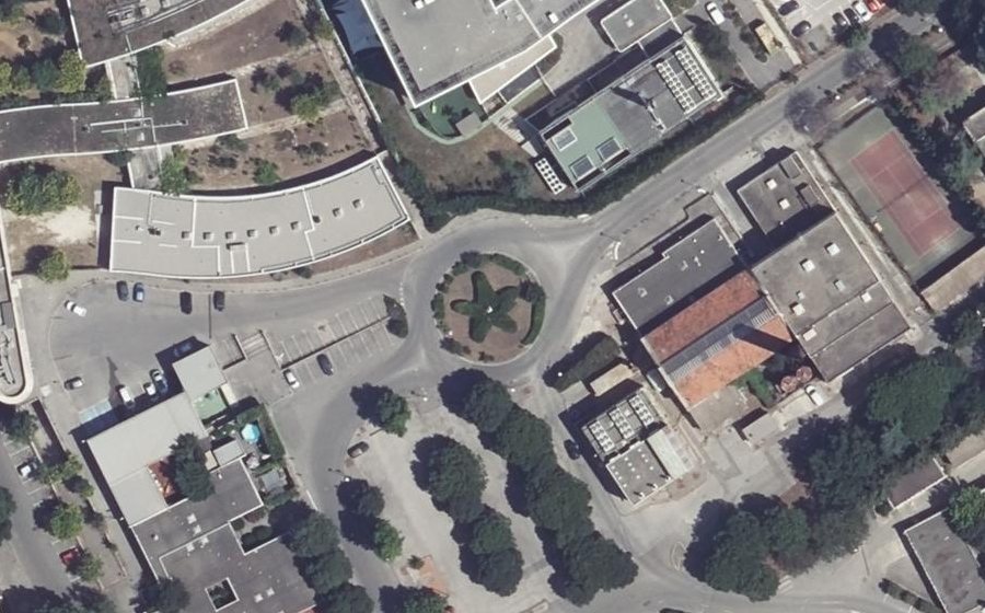 Vue aérienne du Rond-point anonyme n°53255438