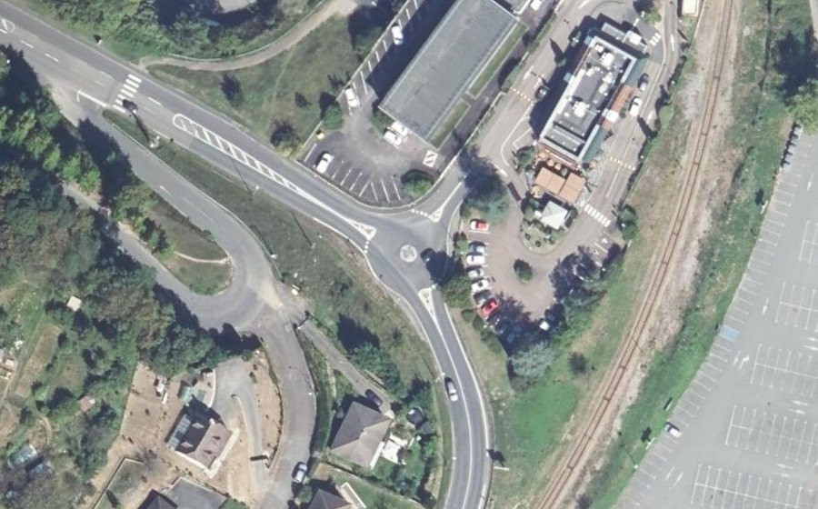 Vue aérienne du Rond-point anonyme n°53263524